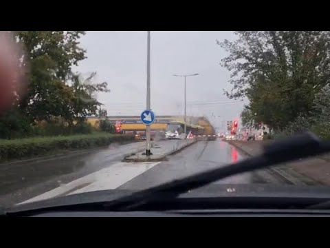 Un bus resta bloccato sul passaggio a livello e viene investito da un treno in corsa
