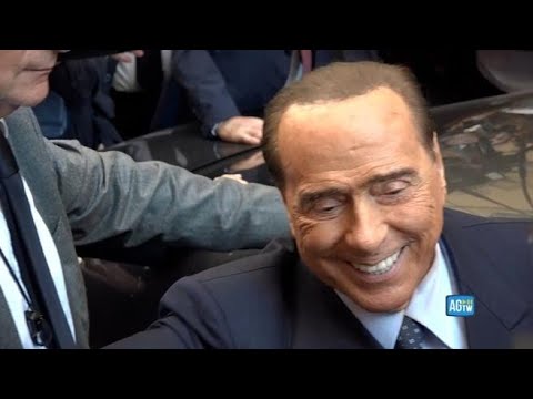 Berlusconi racconta una barzelletta: «Io, Putin, Biden e il Papa su un aereo…»