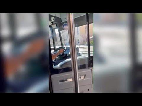 Autista di bus manovra il volante con la mano sinistra e chatta con la destra: il video è virale