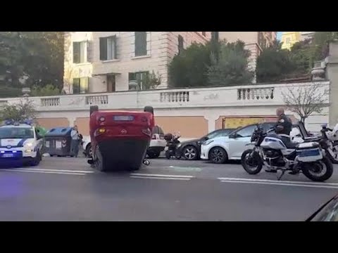 Incidente ai Parioli, Opel urta un’auto in doppia fila e si ribalta in via Antonelli