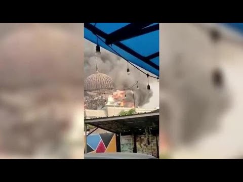 Indonesia, scoppia un devastante incendio nella moschea di Jakarta: il momento del crollo