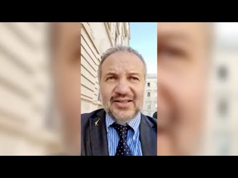 Borghi interrotto dai carabinieri mentre è in diretta video: «Sono un senatore»