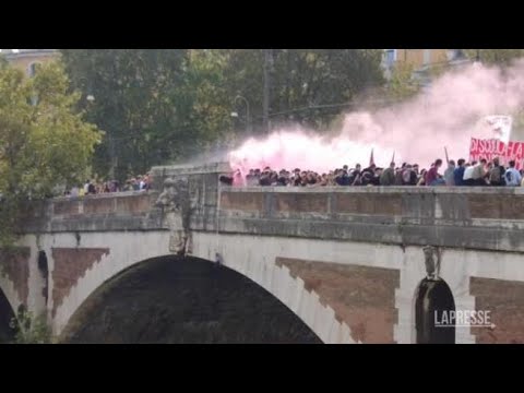 Roma, fantocci con le sembianze di La Russa e Fontana: il flash mob degli studenti