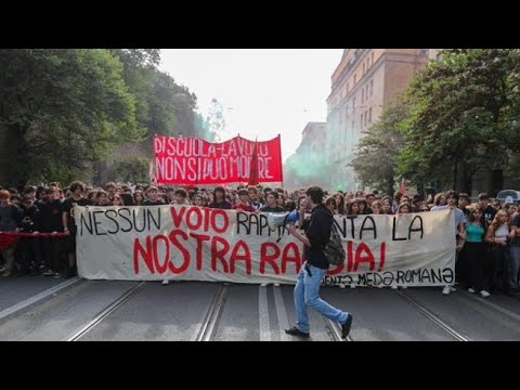 A Roma la protesta degli studenti: comizi e striscioni davanti al ministero dell’Istruzione