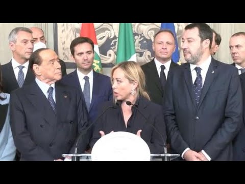 Lo sguardo tra Berlusconi e Salvini mentre Meloni dice: «Indicazione unanime sul mio nome»