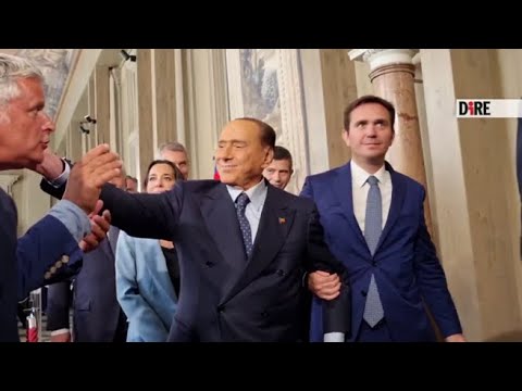 «Ma lo mangiate il panettone o litigate prima?»: Lucci provoca, Meloni e Berlusconi ridono