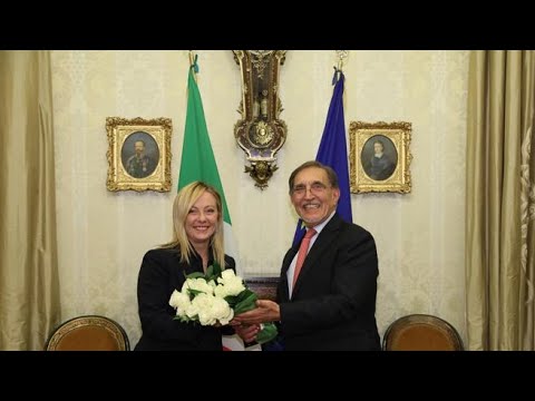 Meloni al Senato per incontrare La Russa, lui le regala un mazzo di rose bianche