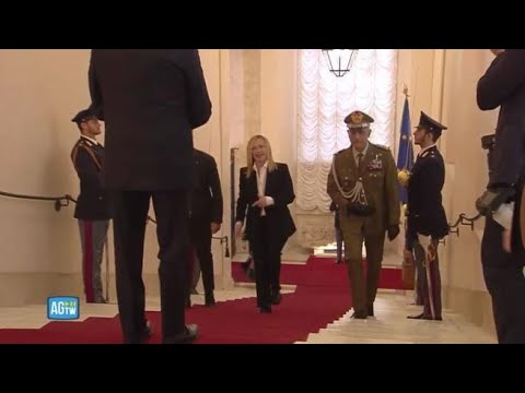 Draghi accoglie Meloni a Palazzo Chigi: «Benvenuta», e lei commossa: «una cosa impattante…
