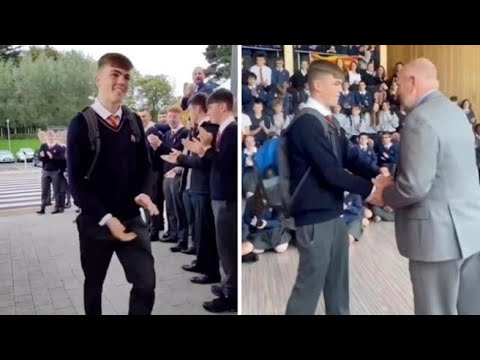 Passillo d’onore al liceo per il pugile 15enne che ha vinto l’oro europeo juniores di boxe:…