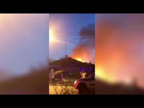 Aereo militare russo precipita su una casa in Siberia