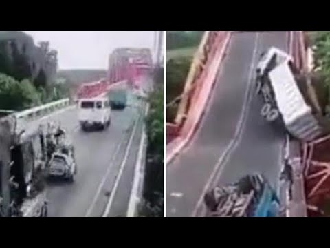 Troppi camion sul ponte, la struttura crolla: le immagini dell’incidente nelle Filippine