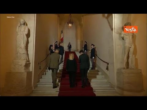 Meloni accolta da Draghi a Palazzo Chigi: “E’ una cosa un po’ impattante emotivamente”