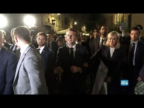 La passeggiata notturna di Macron dopo l’incontro con Meloni: saluti ai cittadini e visita alle…