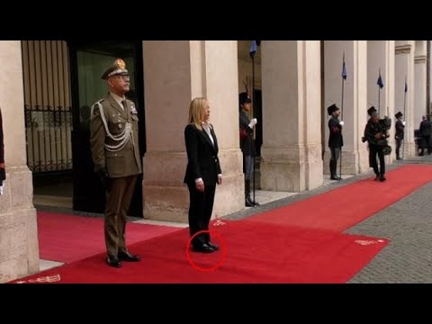 Governo, cambio di scarpe per Giorgia Meloni