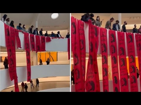 Striscioni con il volto di Mahsa Amini nel tributo al Guggenheim Museum di New York