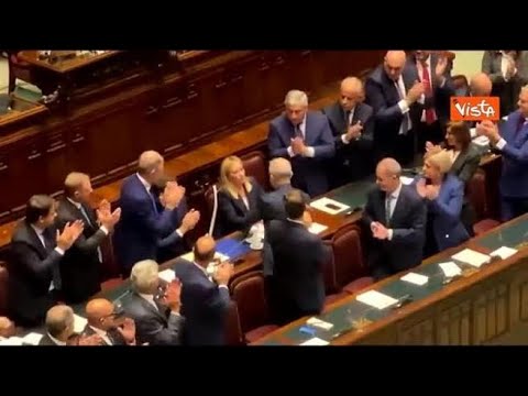 Meloni commossa al termine del suo discorso e in Aula parte il coro «Giorgia, Giorgia»