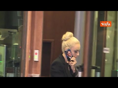 Marta Fascina entra a Montecitorio: sul telefono la cover con il volto di Berlusconi