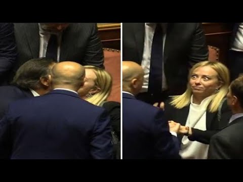 Dietro la fiducia: l’esultanza di Salvini e Meloni, il bacio a tre (per errore), Berlusconi e il…