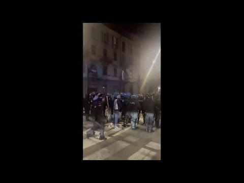 Torino, fumogeni e bombe carta contro lo sgombero della struttura Edera