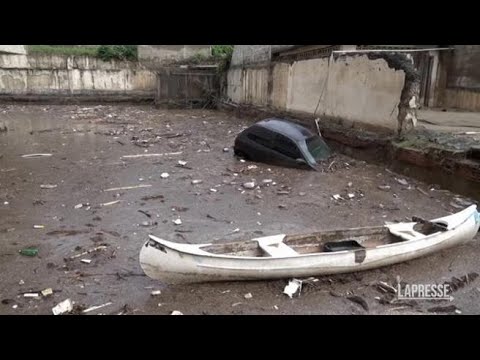 Piogge torrenziali in Venezuale, la città di Macuto sommersa dal fango