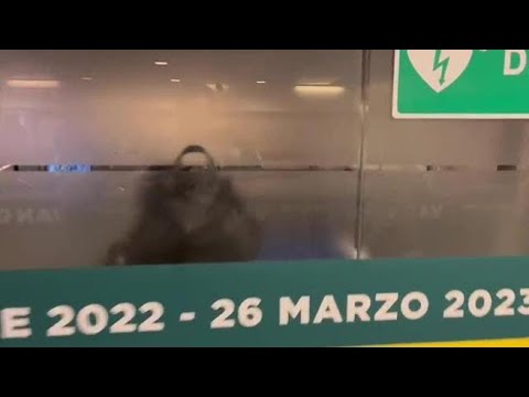 Roma metro Ottaviano, disabile in carrozzina trasportato a braccia: «Nessuno che attivi il…