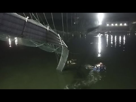 Crolla un ponte pedonale in India, centinaia di persone finiscono nel fiume: oltre 80 morti