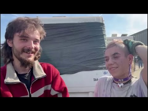 L’intervista a due ragazzi del rave party di Modena: «Circola droga? La risposta è abbastanza…