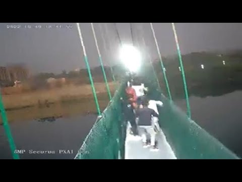 Il momento del crollo del ponte in India: le terribili immagini riprese dalle telecamere di…