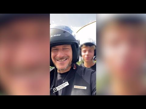 Totti rompe il silenzio social, video in scooter con il figlio