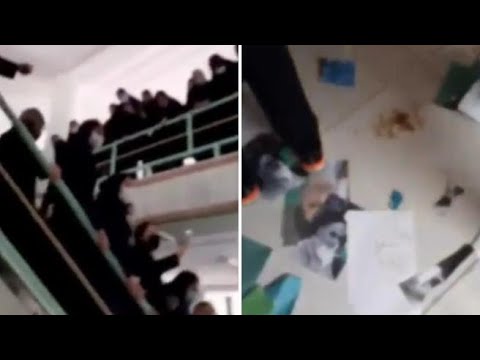 Proteste in Iran, studentesse di un liceo si tolgono il velo e calpestano i volantini di Khamenei
