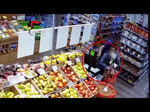 Furti con destrezza e rapine con il cavatappi: così colpiva il ladro 19enne