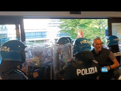 Roma, scontro tra polizia e corrieri Sda in sit-in davanti alle Poste: due feriti