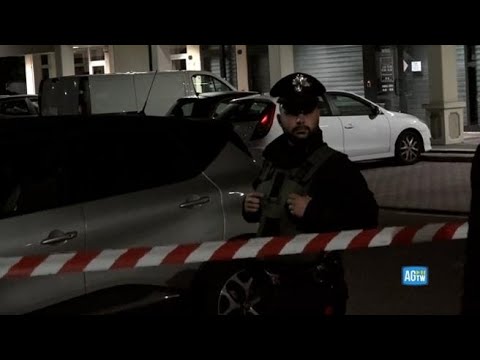 Roncadelle (Brescia), padre ferisce l’assistente sociale e si barrica in casa col figlio: le…