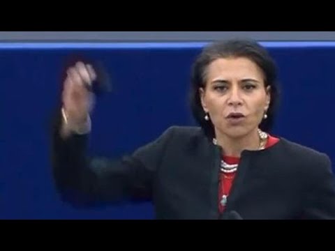 Iran, la deputata svedese si taglia una ciocca di capelli al Parlamento Ue