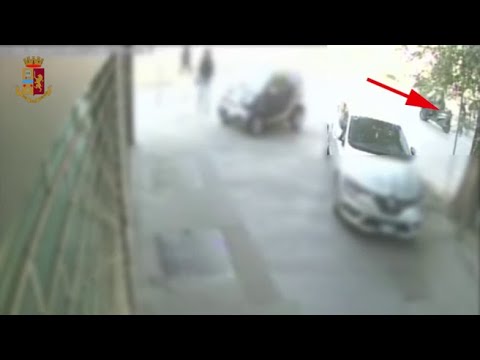 Fa sorpassi pericolosi, poi investe con l’auto il poliziotto in bicicletta