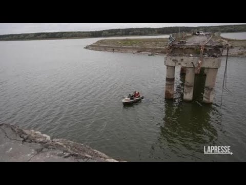Ucraina, aiuti umanitari consegnati a Kharkiv in barca a remi
