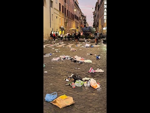 Piazza del Popolo invasa dai rifiuti dopo il passaggio dei tifosi spagnoli del Betis Siviglia