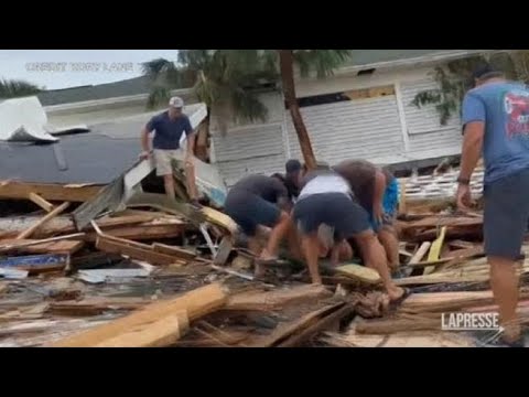 Uragano Ian in Florida, il salvataggio miracoloso di un uomo tra le macerie