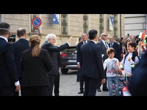 Mattarella ad Alba, il saluto dei bambini della elementare Coppino