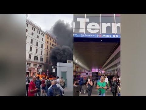 Stazione Termini, a fuoco undici motorini: la nube nera e l’intervento dei vigili del fuoco
