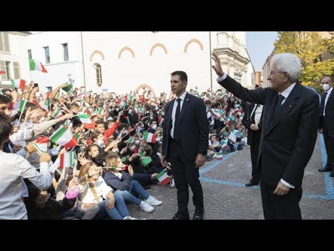 Mattarella al teatro di Alba, i bambini lo accolgono con gli applausi