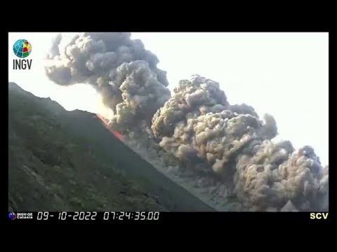 Imponente eruzione a Stromboli: la colata lavica ha raggiunto il mare