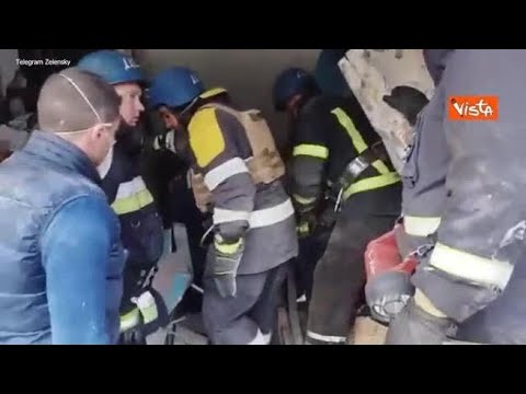 Missili a Zaporizhzhia, il video dei soccorsi postato da Zelensky