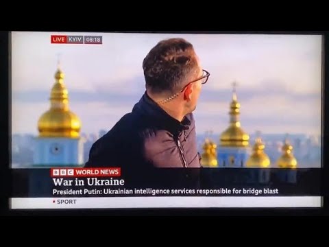 Missili su Kiev durante la diretta, l’inviato della Bbc interrompe il collegamento e si allontana