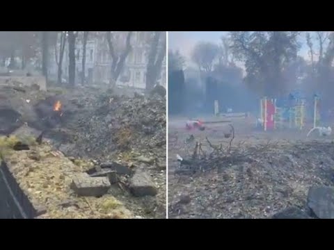 Kiev: il parco giochi devastato dai missili, crateri impressionanti nel terreno