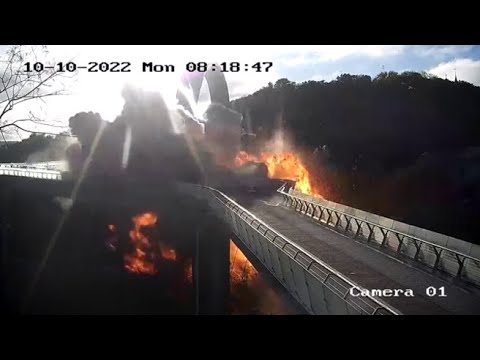 Il momento del bombardamento al ponte Klitschko di Kiev: il famoso tratto pedonale della città