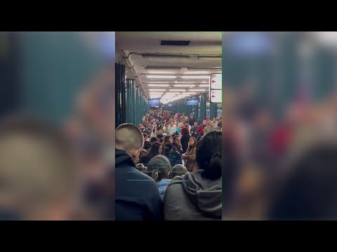 Il canto struggente degli ucraini rifugiati nella metropolitana dopo l’attacco a Kiev