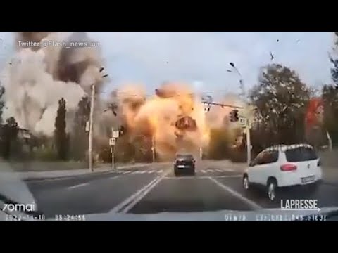 Bombe anche su Dnipro, l’esplosione ripresa di fronte alla macchina