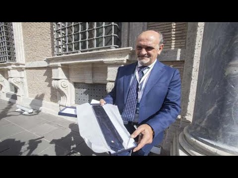 Cravatta per gli uomini foulard per le donne. I regali di Giorgia Meloni ai neo eletti di Fdi