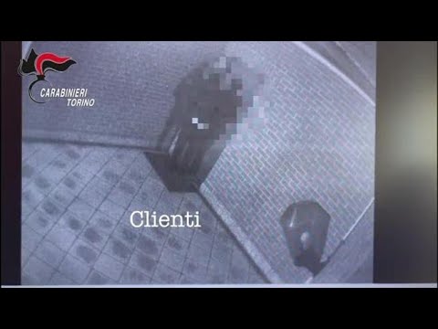 Casa di appuntamenti a Torino, ragazze pagate con il crack
